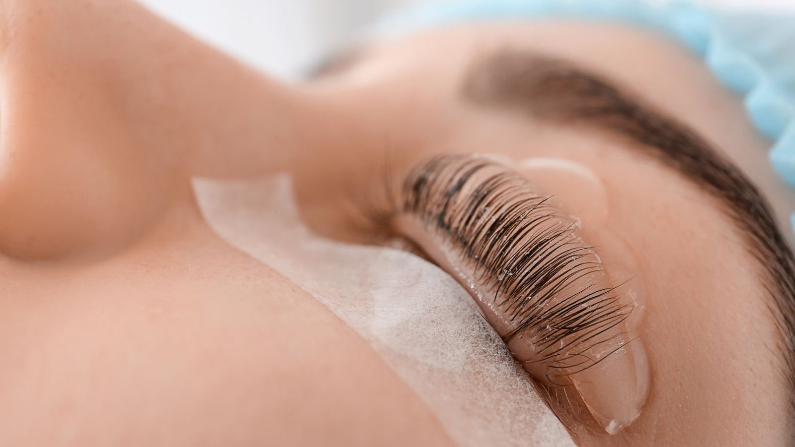 Come ottenere Ciglia Perfette con la Tecnica del Lash Lift: Il Trattamento che Rivoluzionerà il Tuo Sguardo